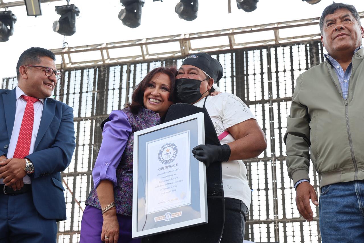 Logra Tlaxcala su cuarto Récord Guinness con la línea de quesadillas más grande del mundo
